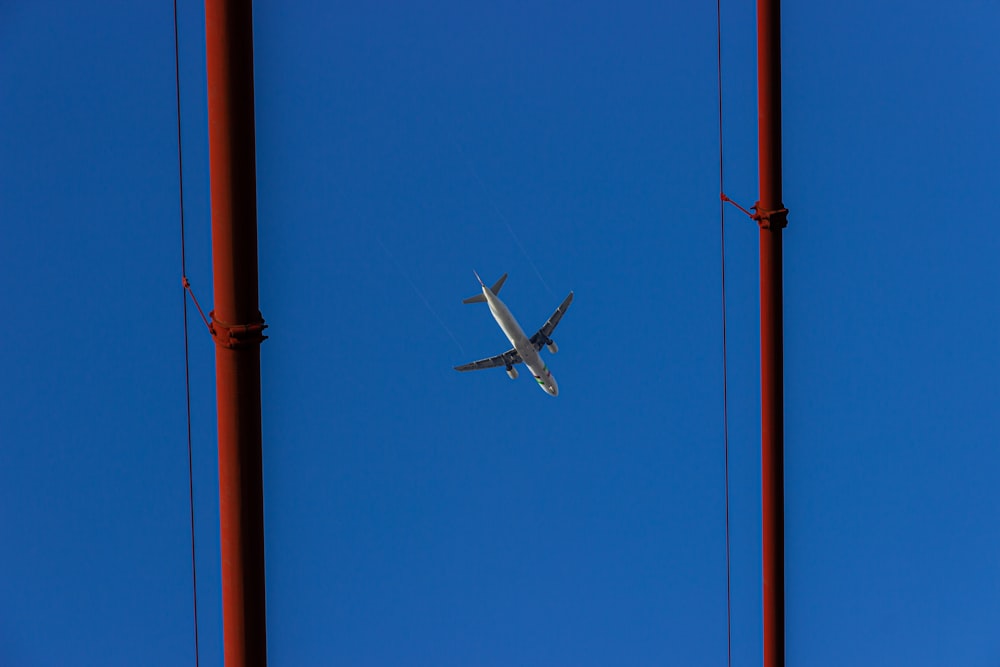 aeroplano bianco e nero a mezz'aria durante il giorno