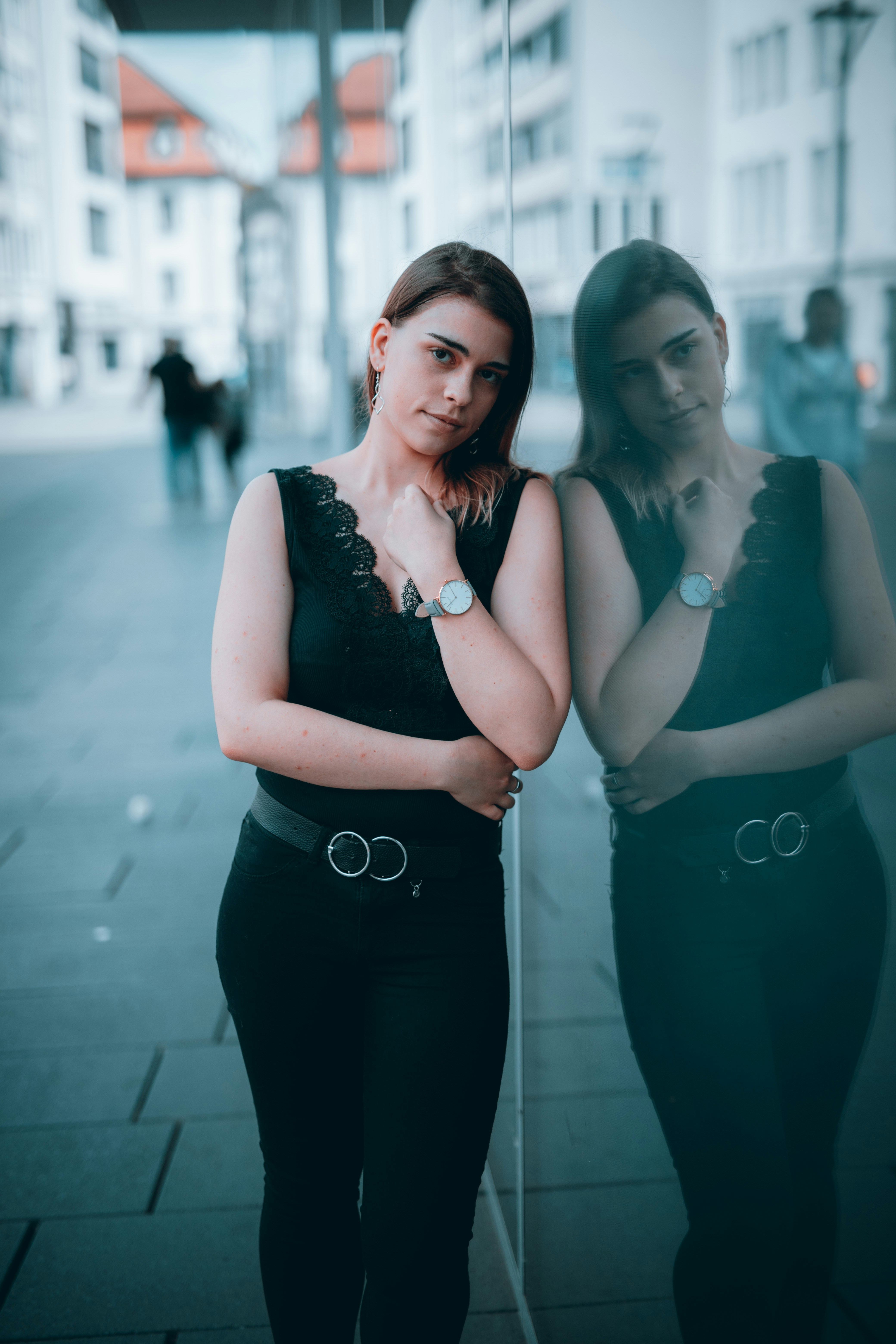 昼間 灰色のコンクリートの床に立っている黒のタンクトップと黒のレギンスを着た 2 人の女性の写真 Unsplashで見つけるウルムの無料写真