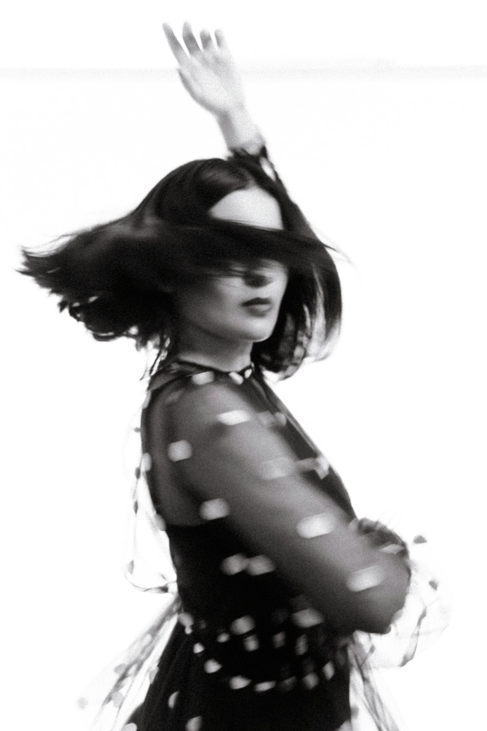 흑백 물방울 무늬 스파게티 스트랩 탑에 여자