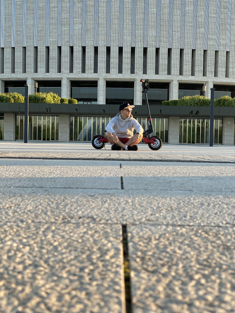 homem na camisa preta que monta na bicicleta preta e branca na estrada de concreto cinza durante o dia