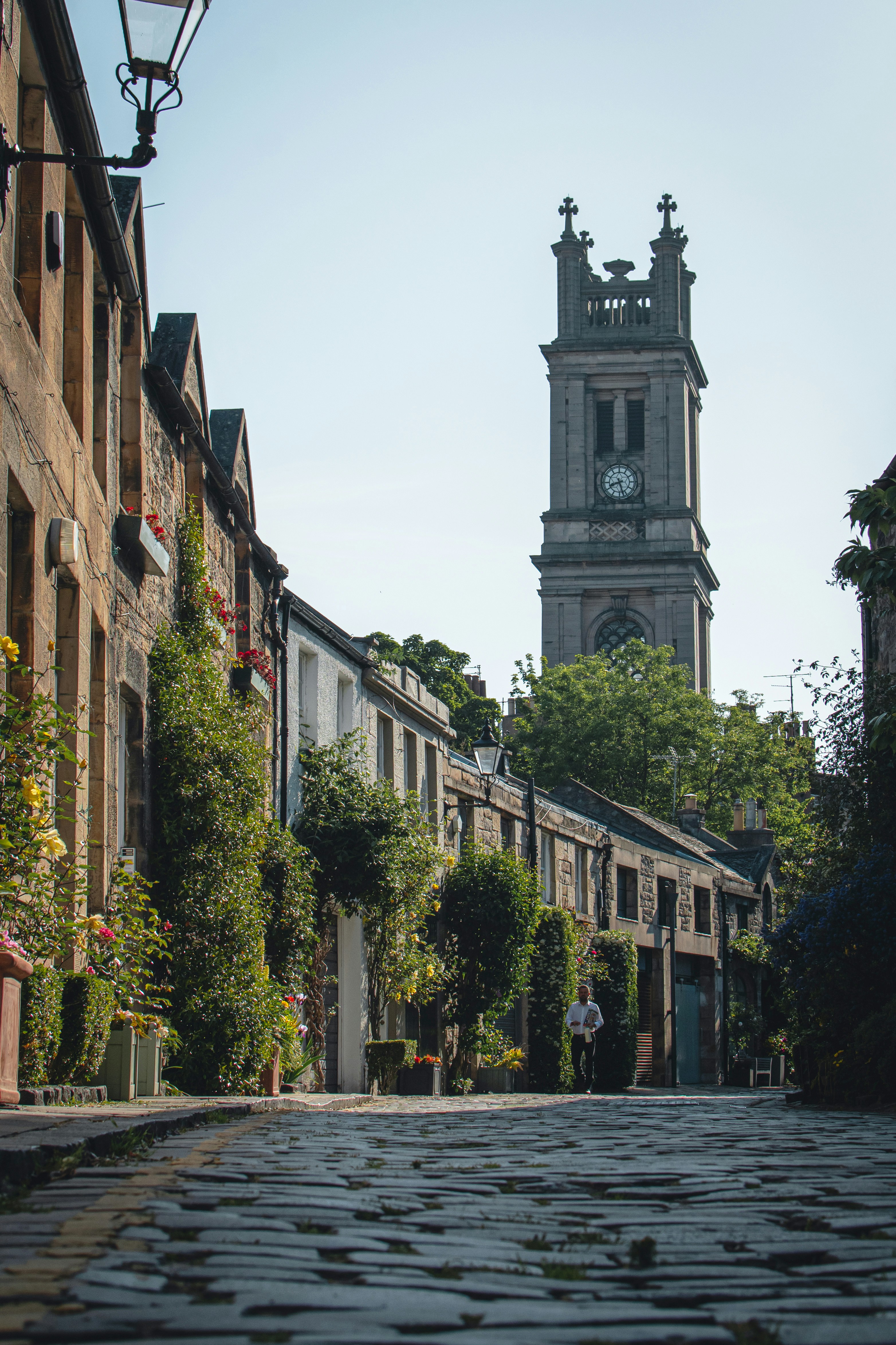 Bâtiment en béton brun et beige près d’arbres verts pendant la journée