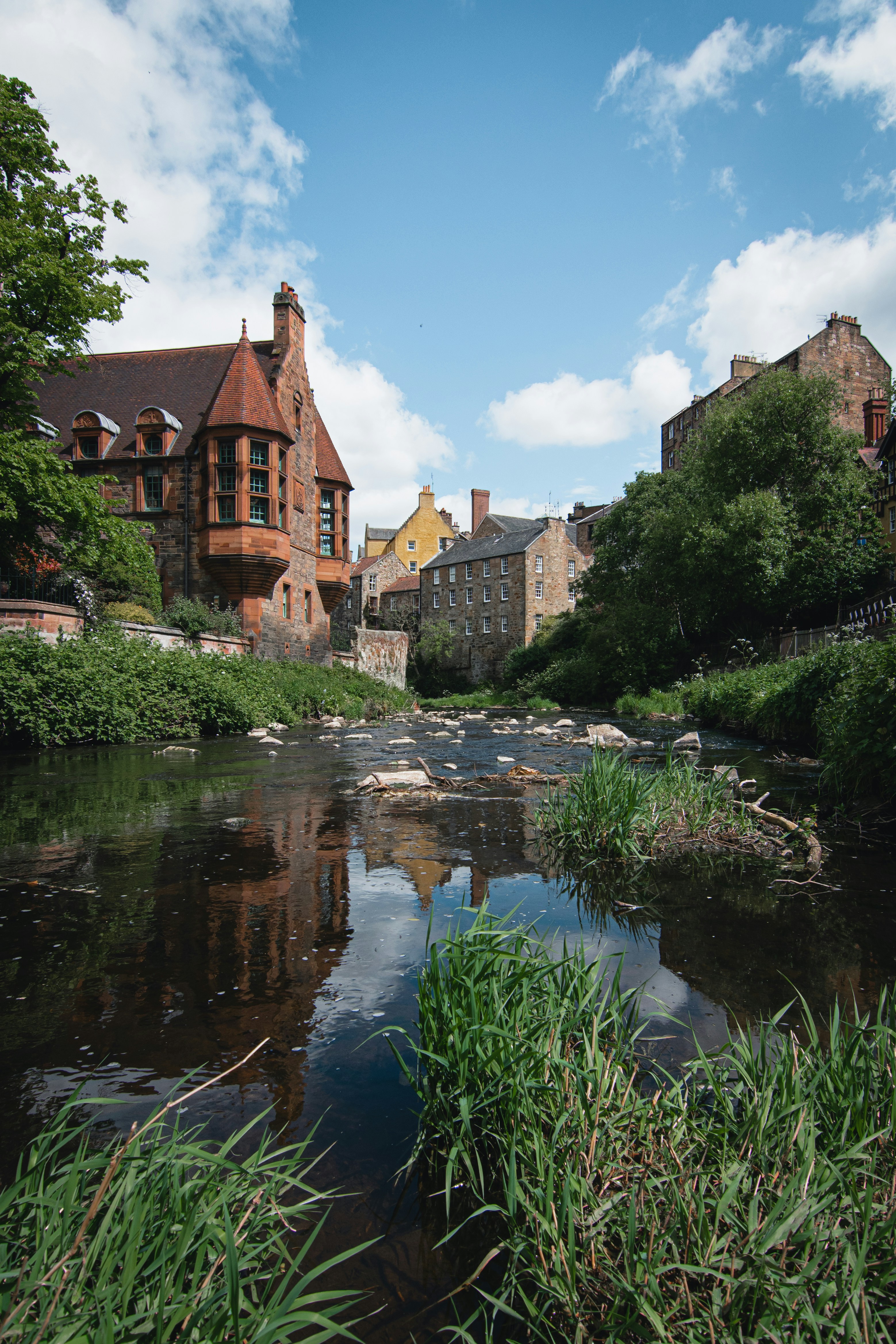 Bâtiment en béton brun au bord de la rivière pendant la journée