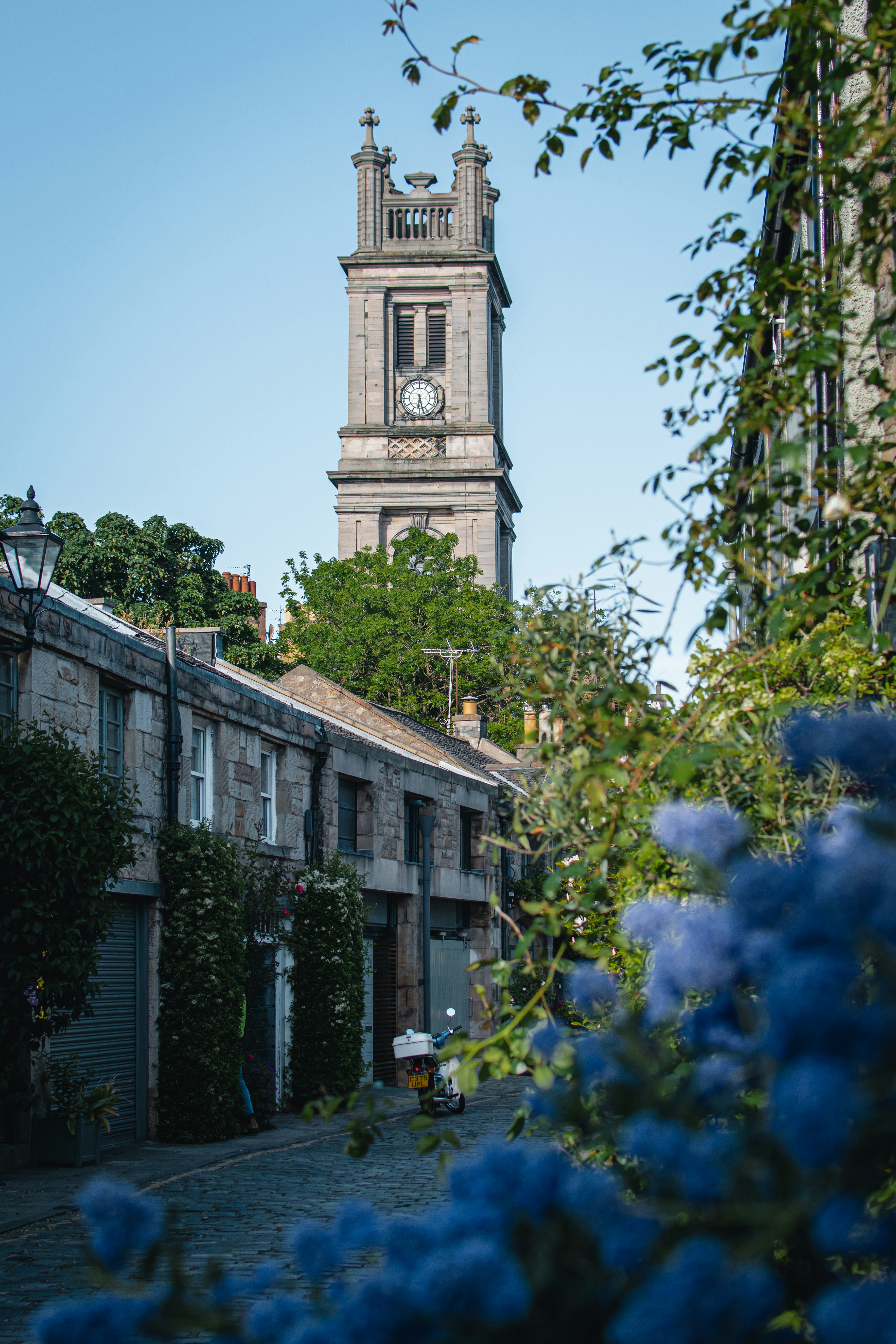 Bâtiment en béton brun et blanc