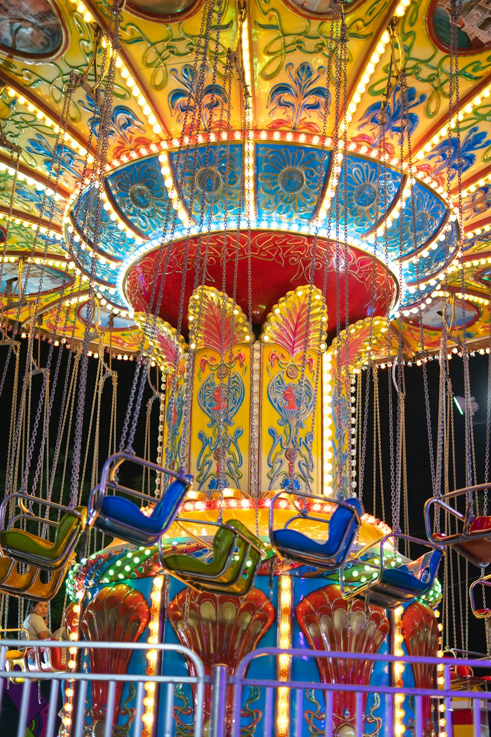 Carrousel bleu, rouge et jaune