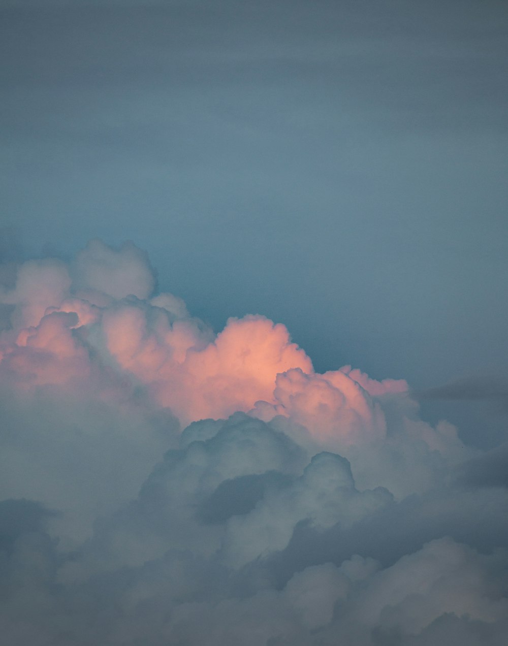 nubes blancas en el cielo azul