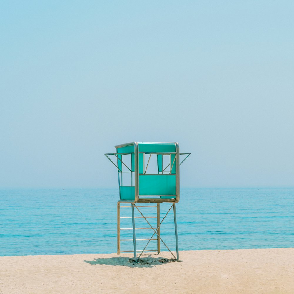 Foto de silla de socorrista de madera azul en la playa durante el día –  Imagen gratuita Yang yang en Unsplash