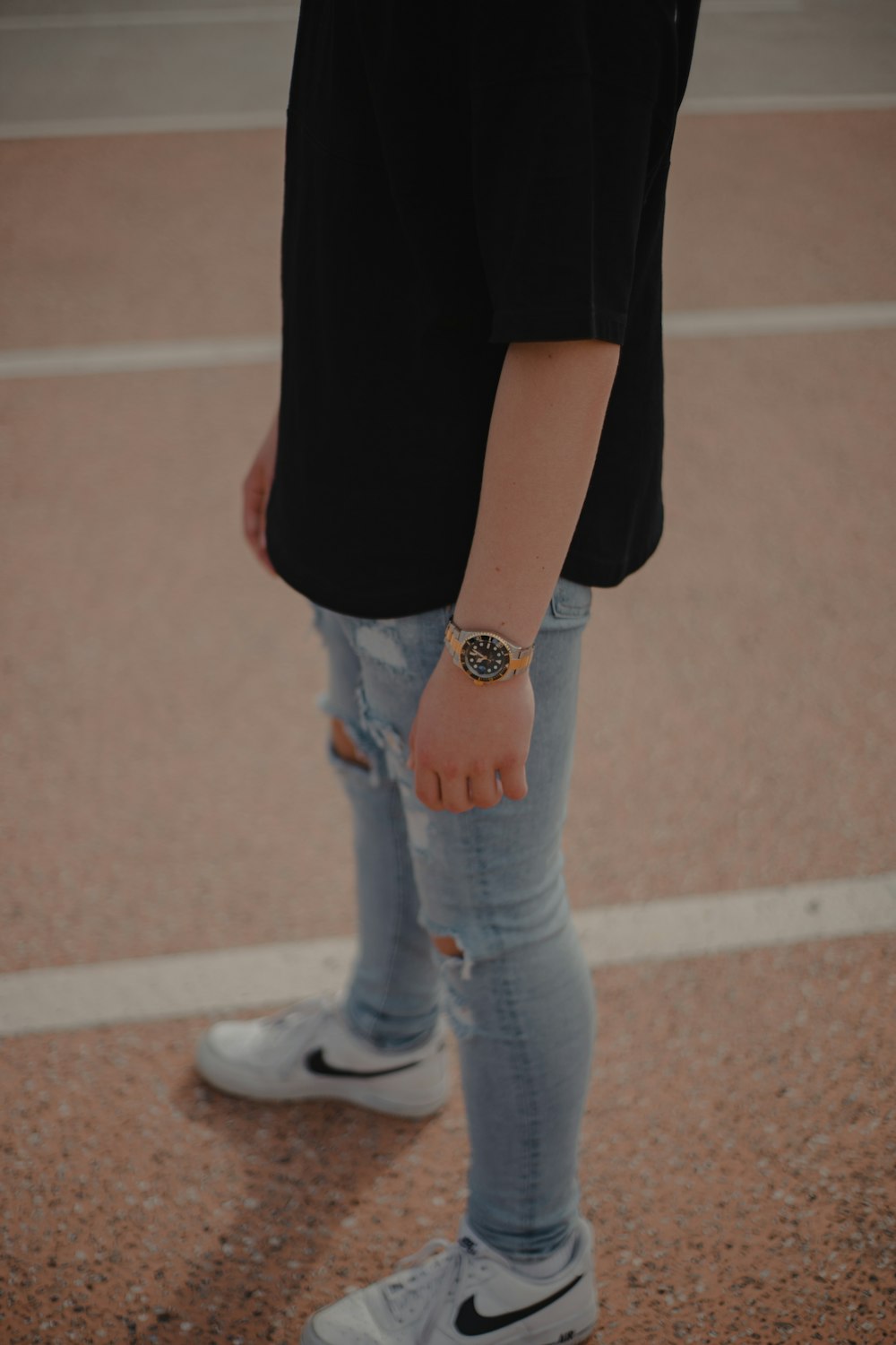 Foto persona con camisa negra y jeans azules con zapatillas blancas –  Imagen Gris gratis en Unsplash