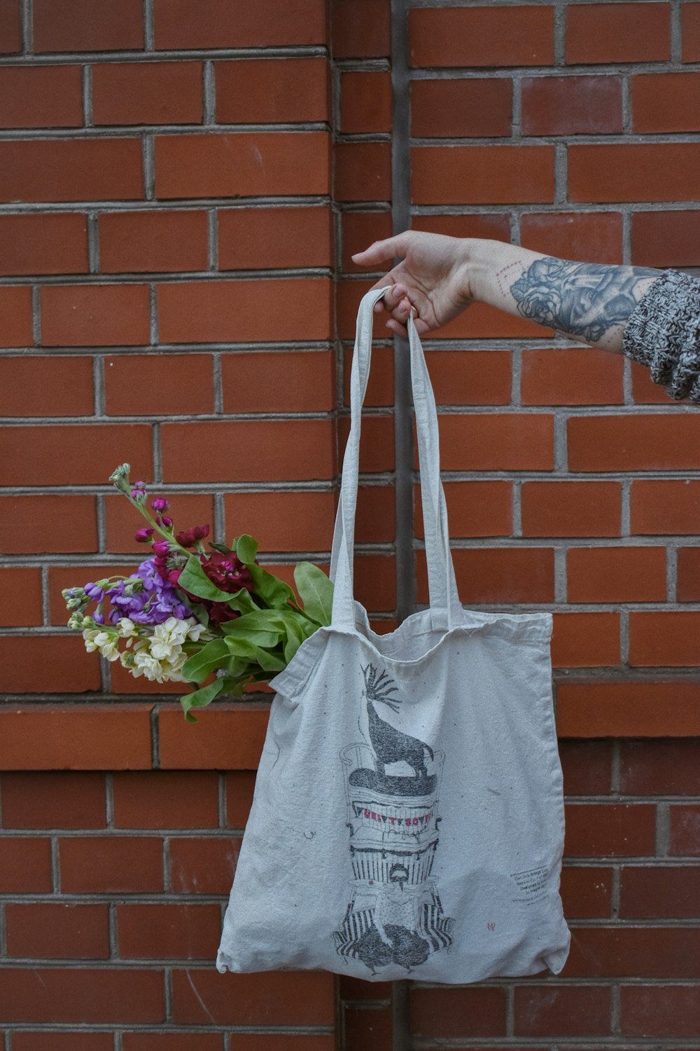 personne tenant un sac fourre-tout rose