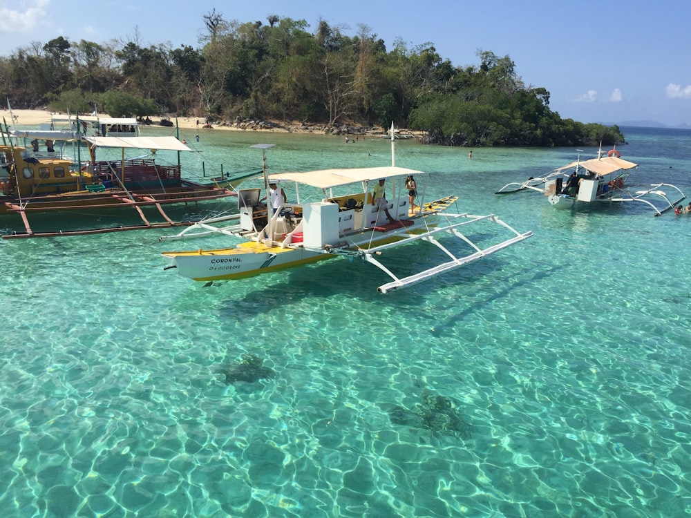 barco branco e marrom no corpo de água durante o dia