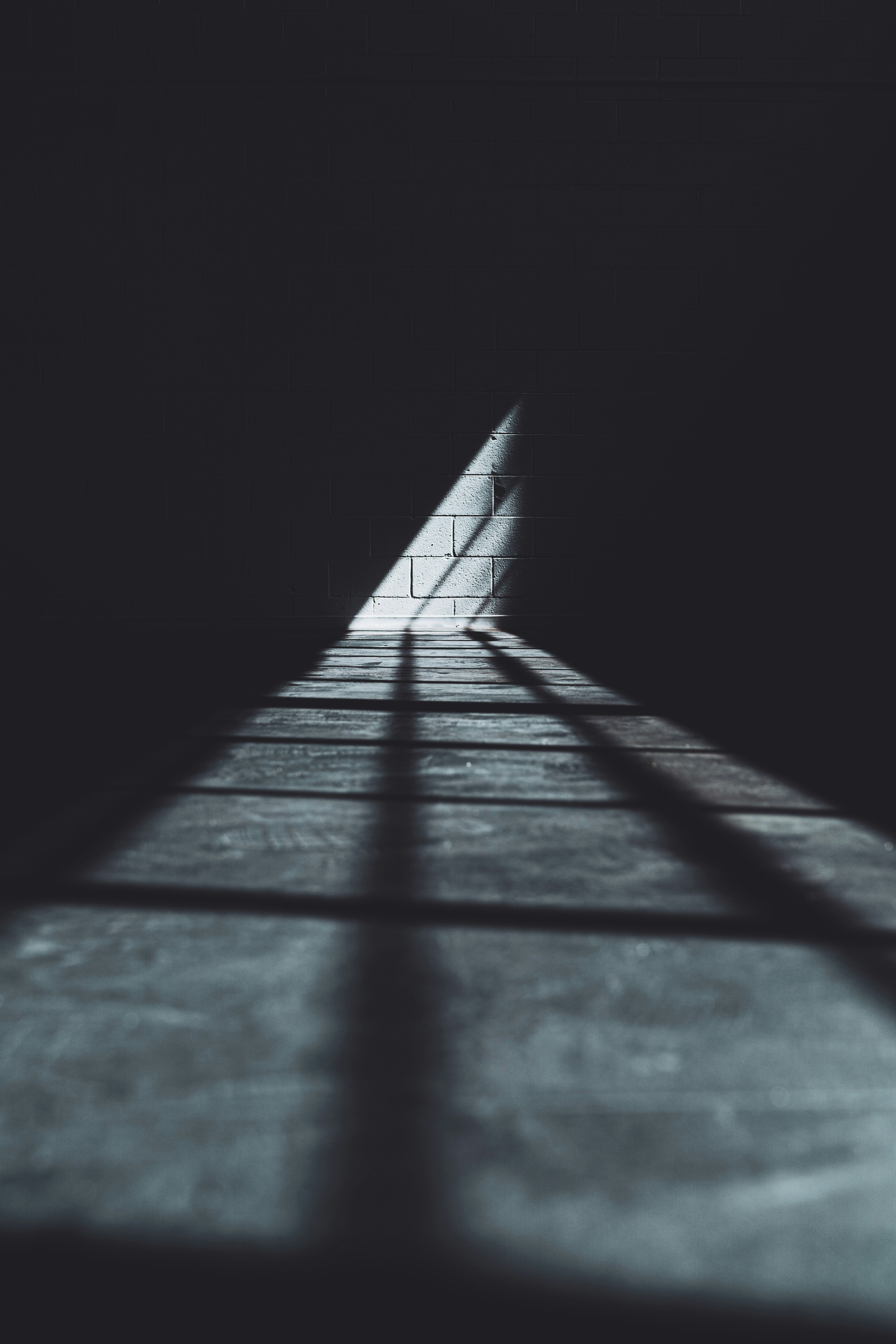 暗い部屋で茶色の木の床の写真 Unsplashで見つけるグレーの無料写真