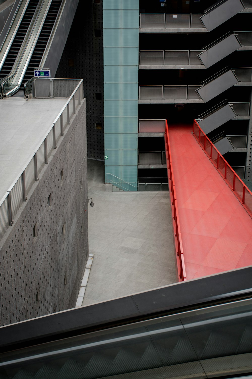 edifício de concreto branco e vermelho