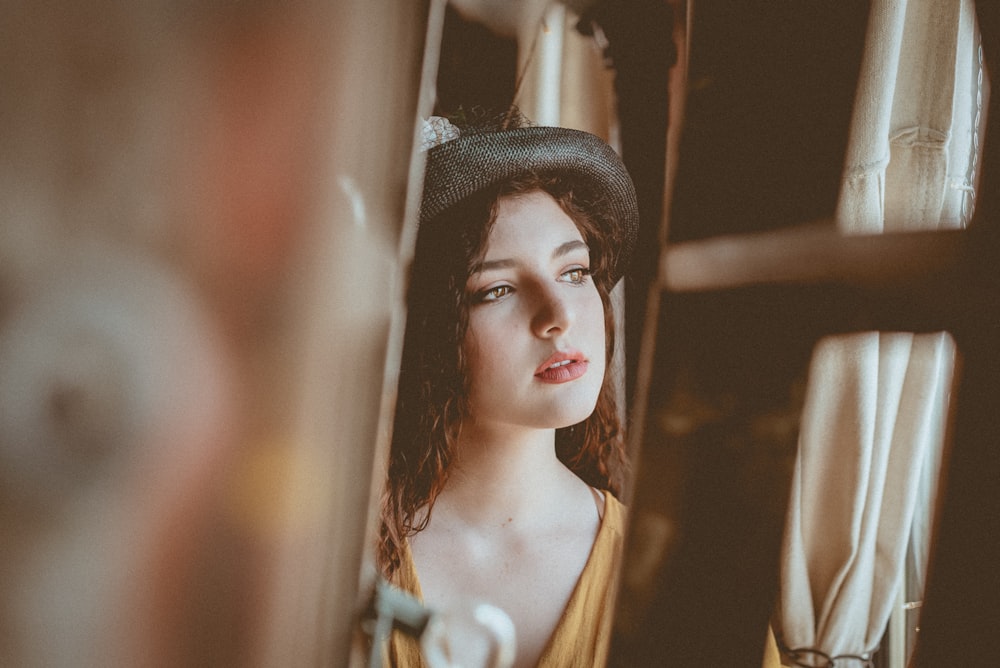 femme en bonnet noir et blanc