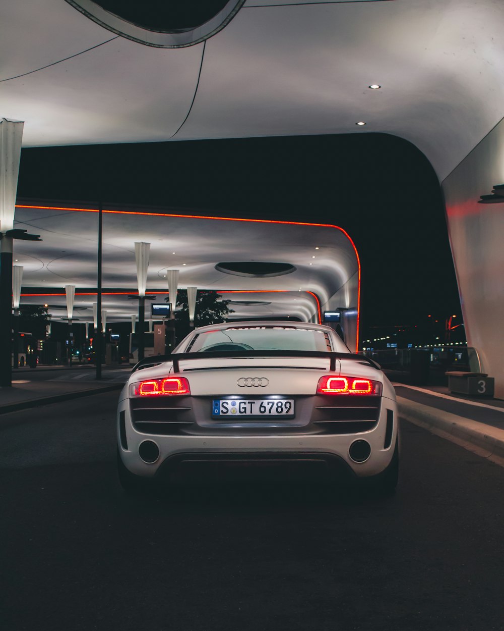 BMW M 3 blanche sur route pendant la nuit