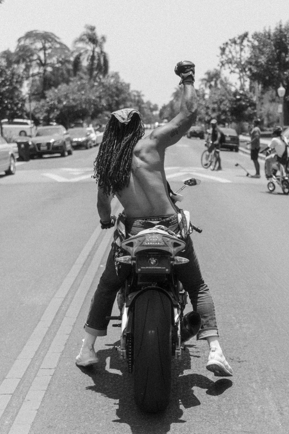 foto en escala de grises de una mujer montando una motocicleta en la carretera