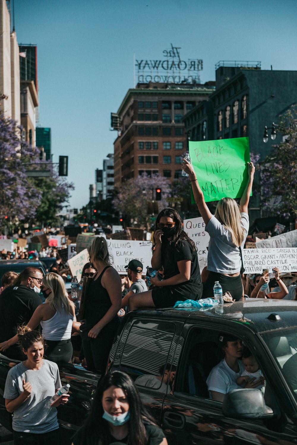 pessoas em pé na rua durante o dia