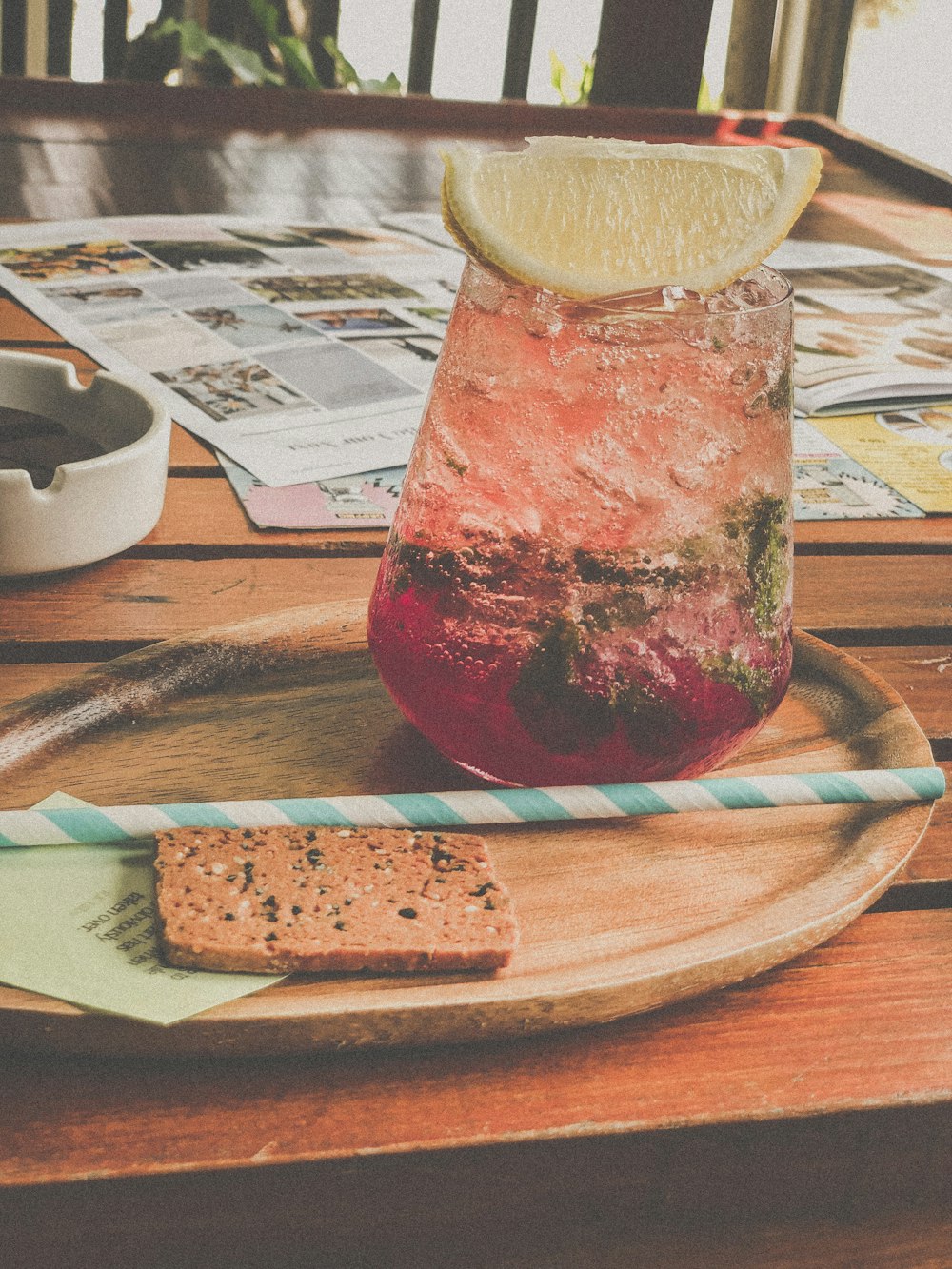 bocal en verre transparent avec liquide rouge