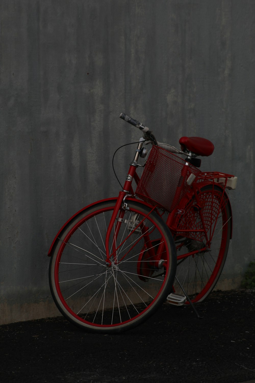 bicicleta urbana vermelha e preta