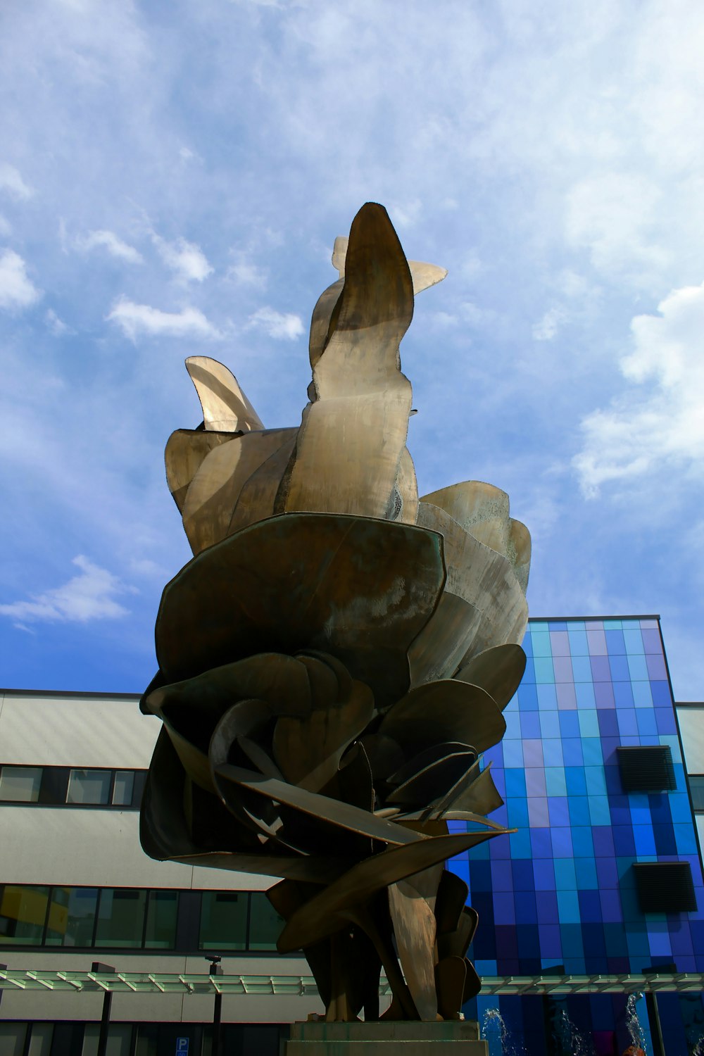 statua di cemento bianco sotto il cielo blu durante il giorno