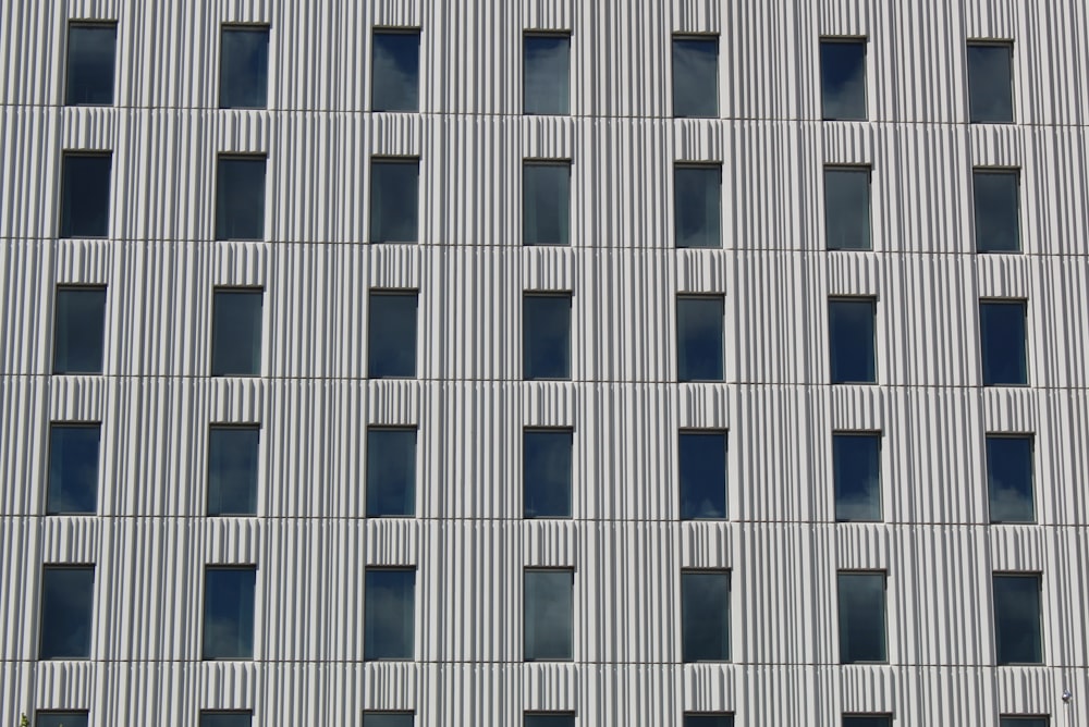 Edificio de hormigón blanco y azul