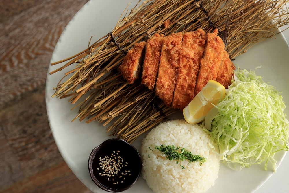 白い陶器の皿の上の調理された食べ物