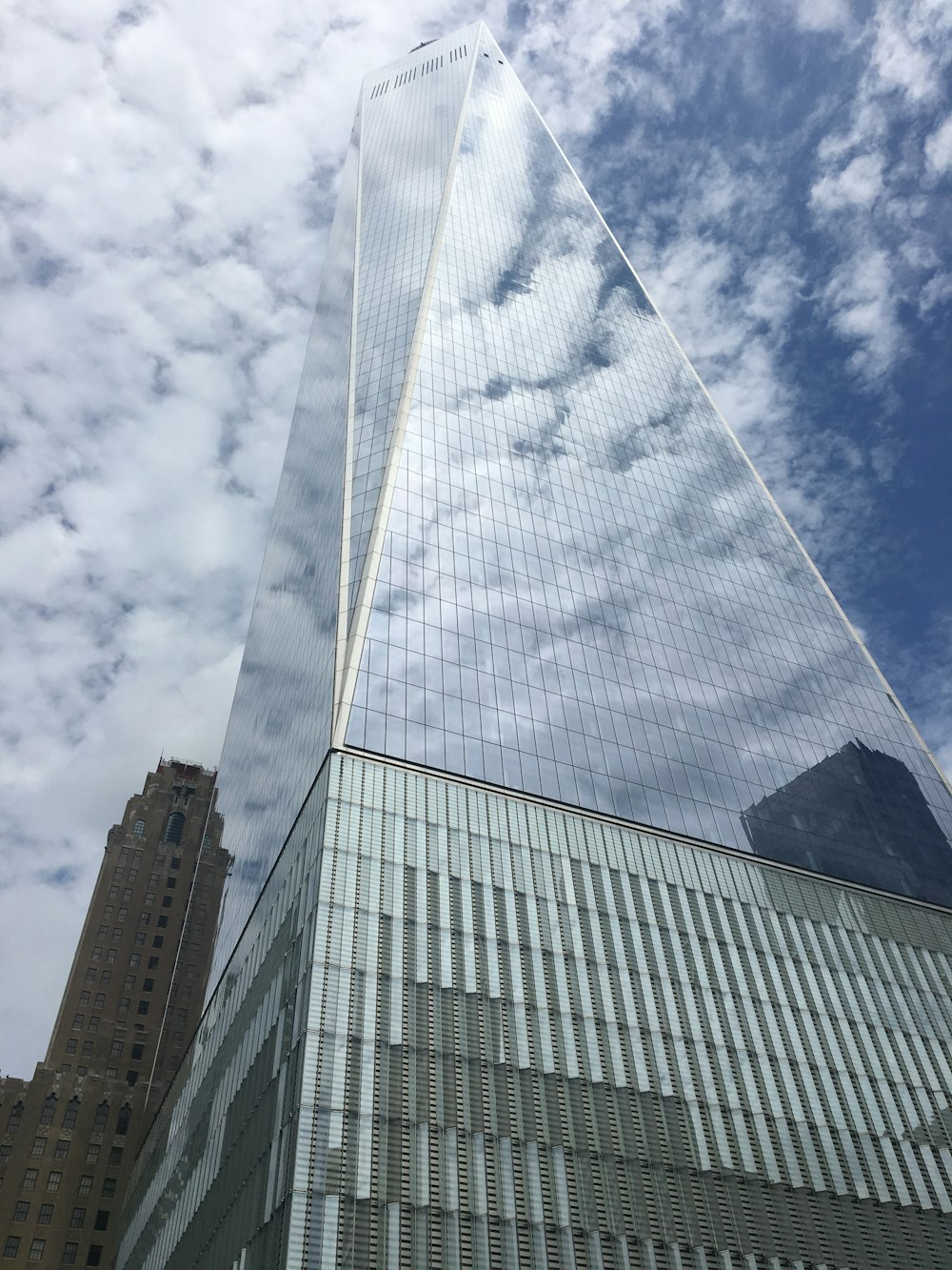 Bâtiment en béton gris sous le ciel bleu pendant la journée