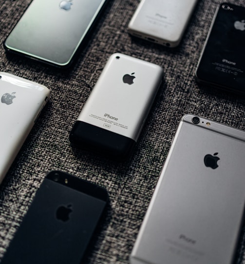 silver iphone 6 and space gray iphone 6