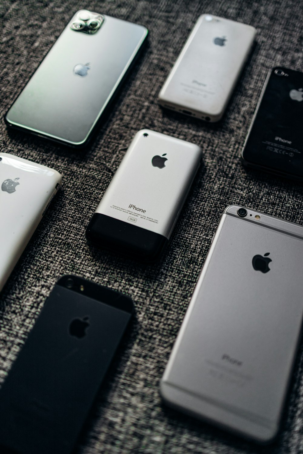 シルバーのiPhone 6とスペースグレイのiPhone 6