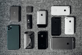 white iphone 5s and black iphone 5