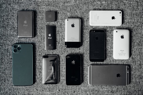 white iphone 5s and black iphone 5