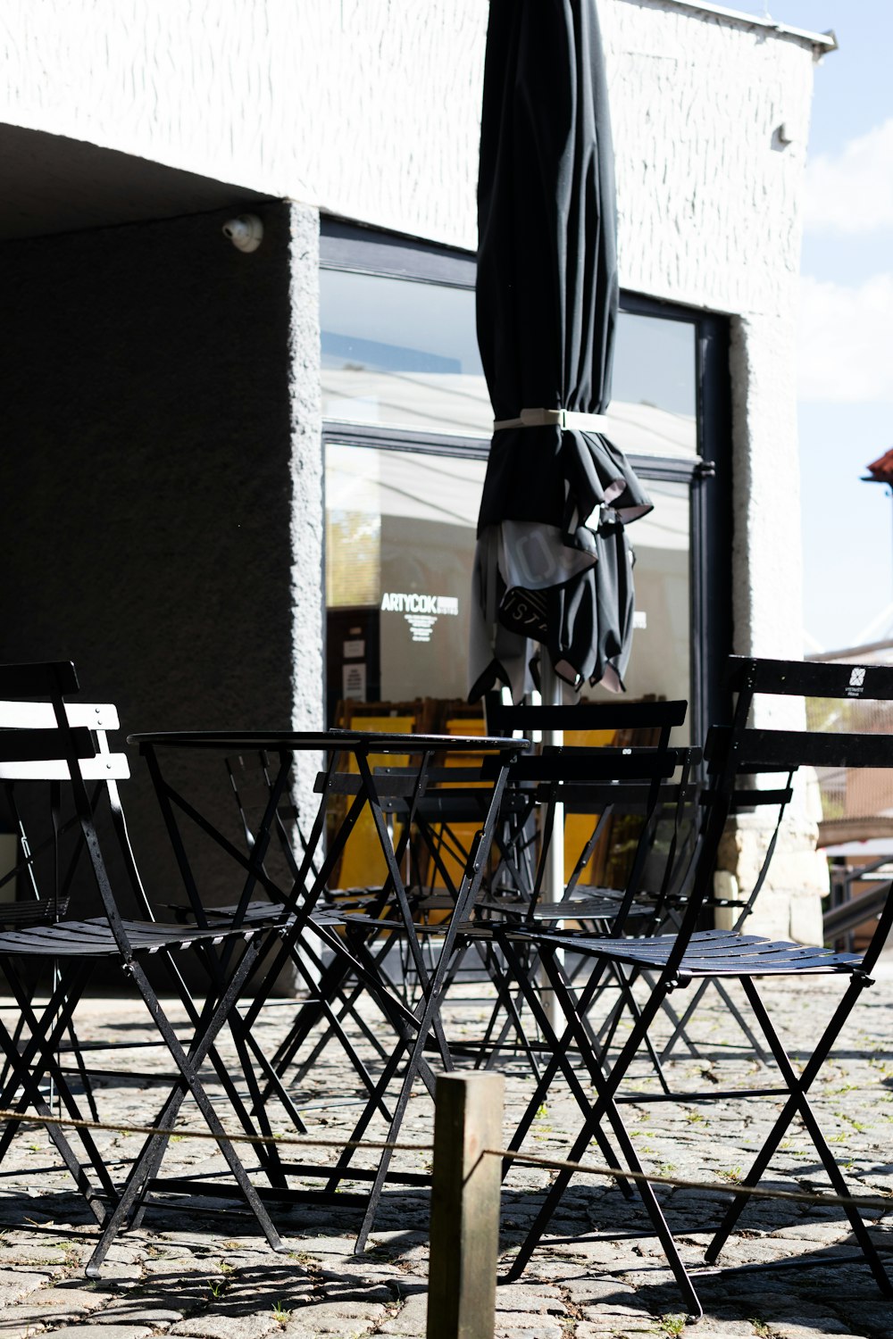 black and white folding chair near brown concrete wall