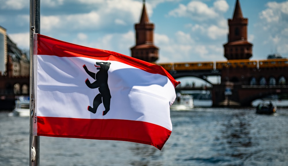 Foto bandera roja blanca y negra – Imagen Berlina gratis en Unsplash