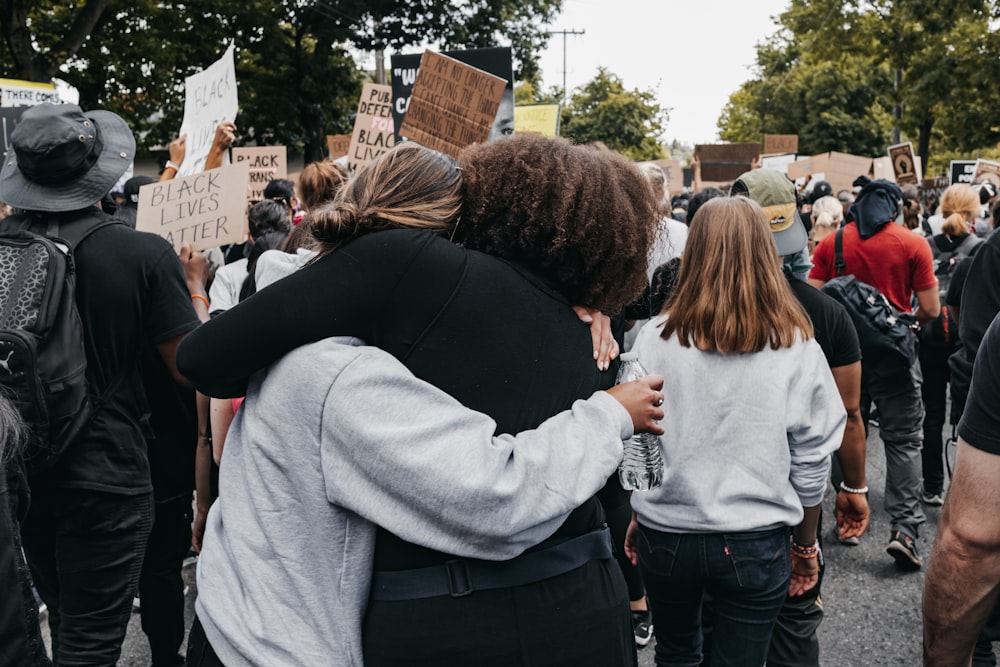 Menschen, die tagsüber in der Nähe von Bäumen stehen und stehen