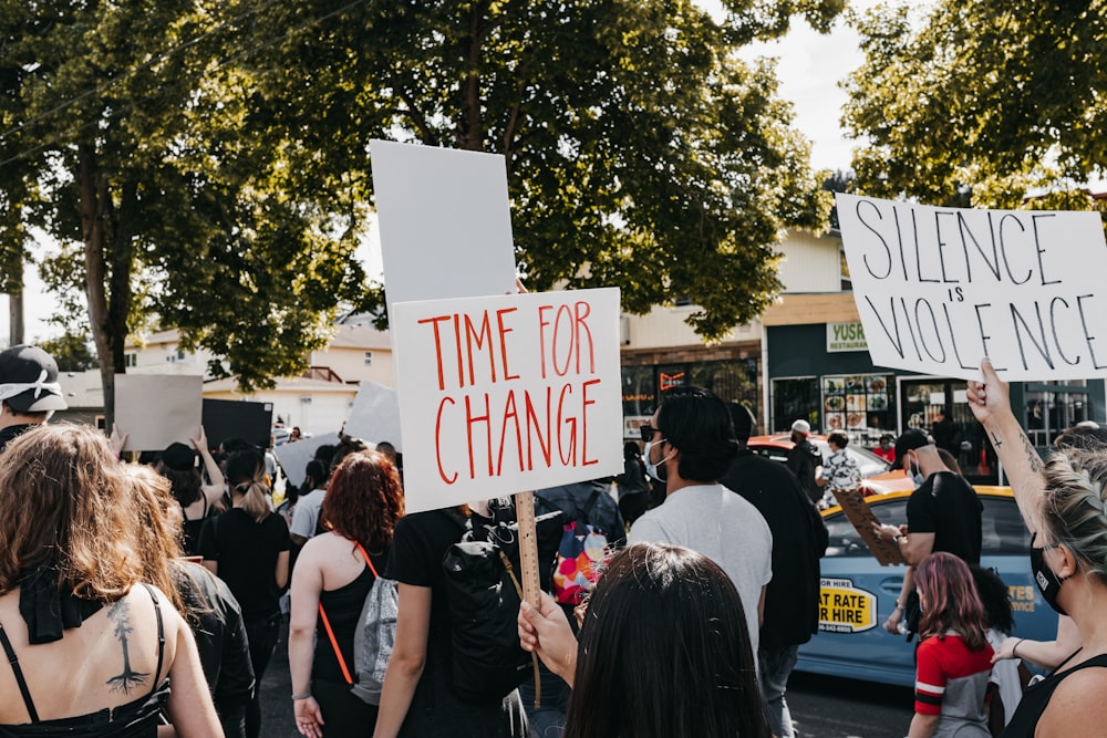 personnes debout dans la rue pendant la journée