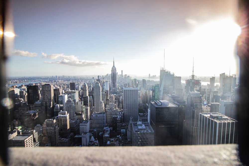 Horizon de la ville sous le ciel bleu pendant la journée