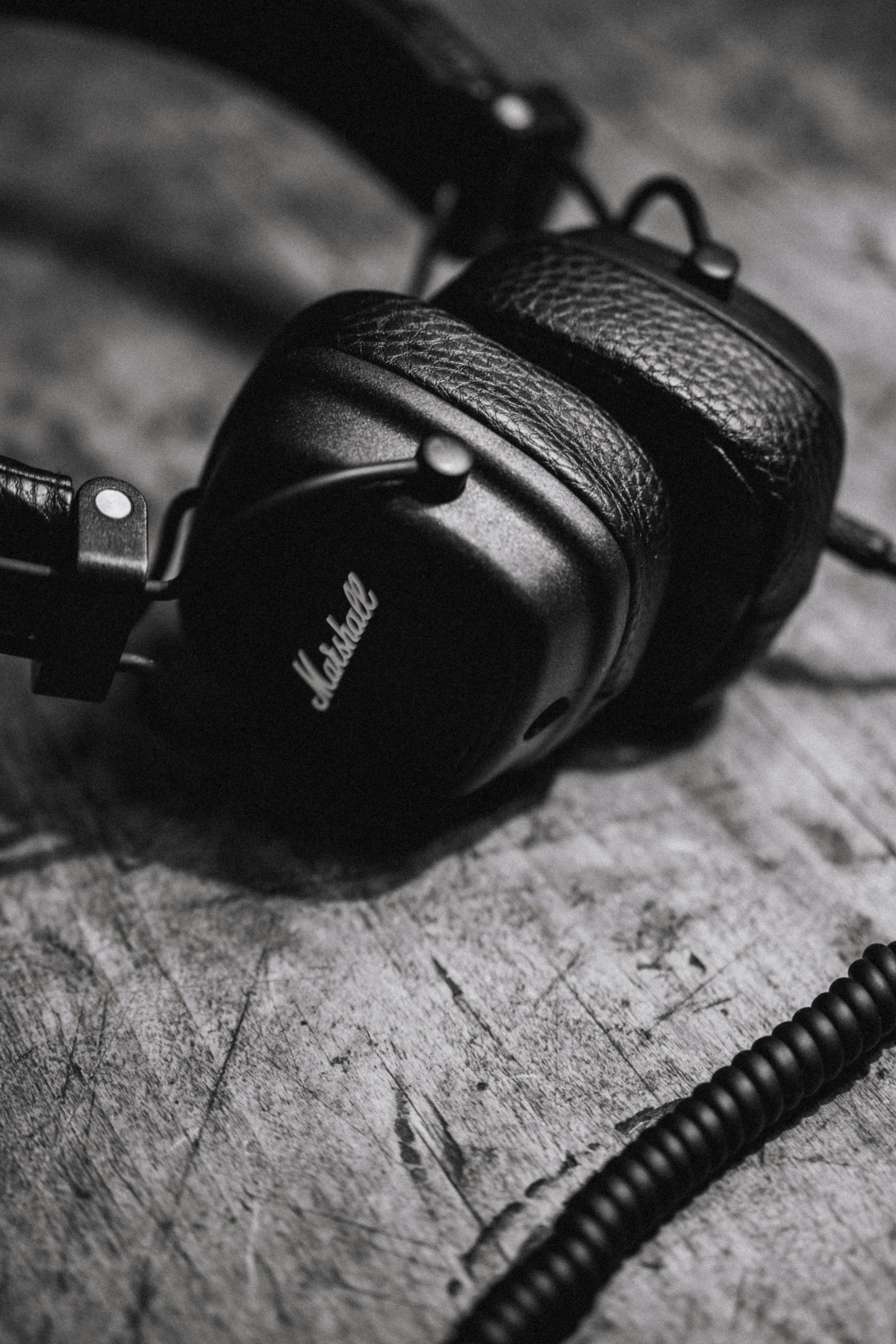 Fotocamera reflex digitale Nikon nera su tavolo di legno