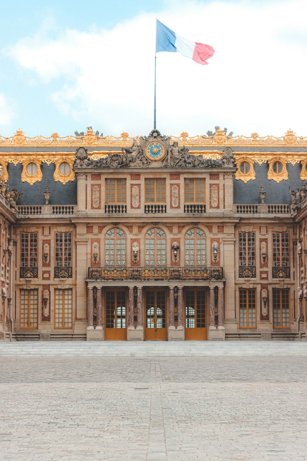 edificio in cemento marrone e bianco durante il giorno