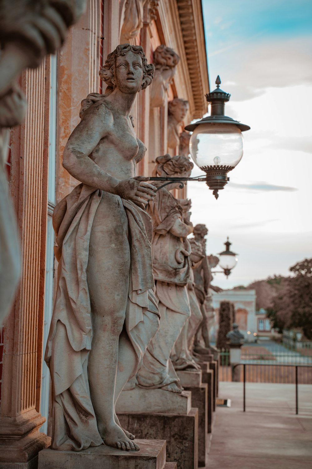mulher que segura uma estátua da lâmpada