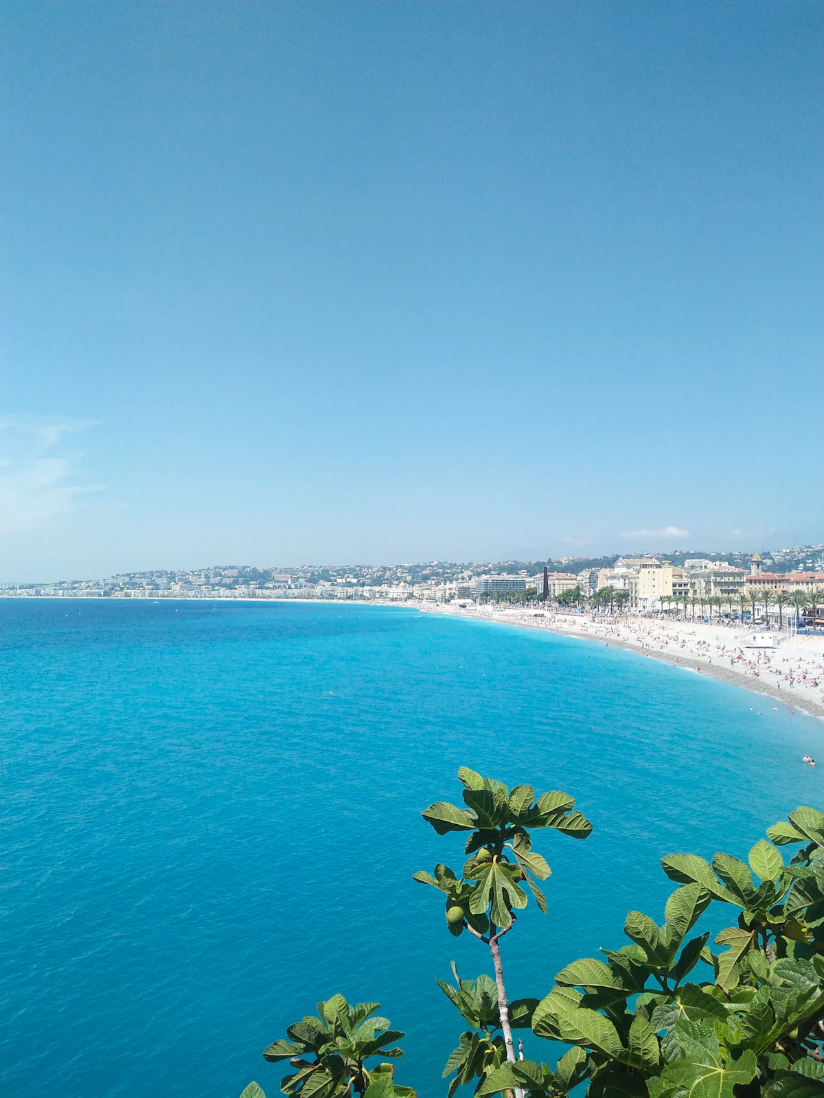 Baie des Anges - apa turcoaz și plaja din Nisa, văzute de pe Colina Castelului