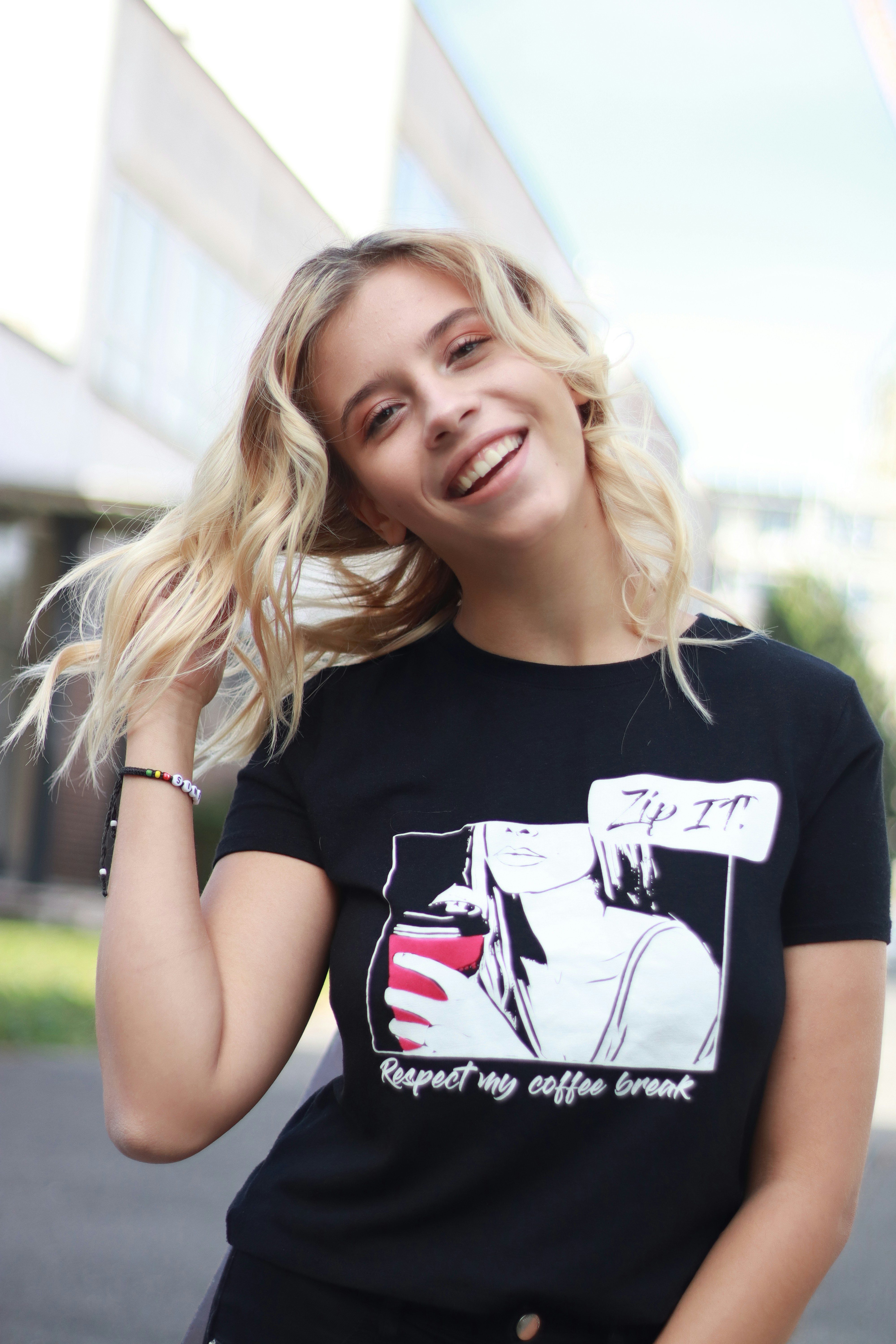 donna in t-shirt girocollo nera sorridente