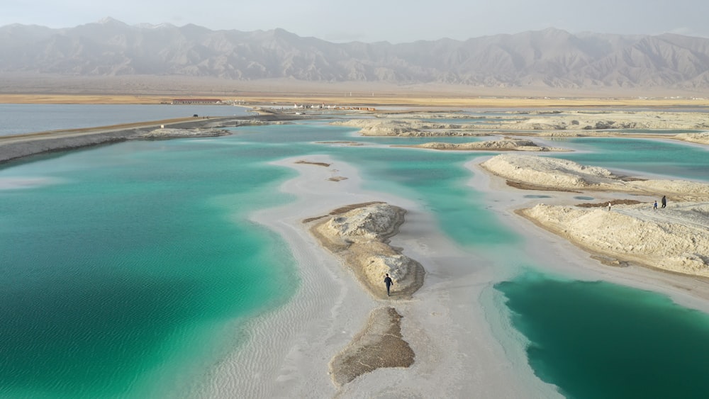 Agua de mar azul cerca de arena marrón durante el día