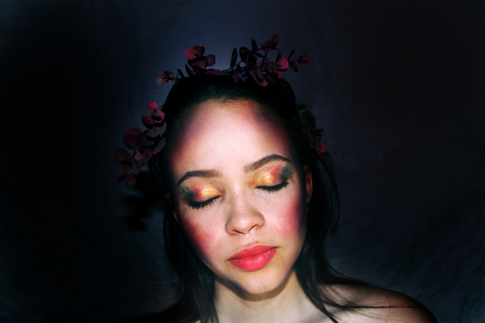 donna con rossetto rosso e fiore nero sulla testa