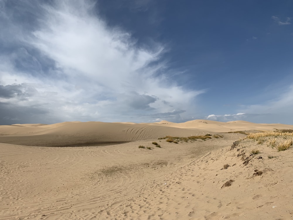 brauner Sand unter blauem Himmel tagsüber