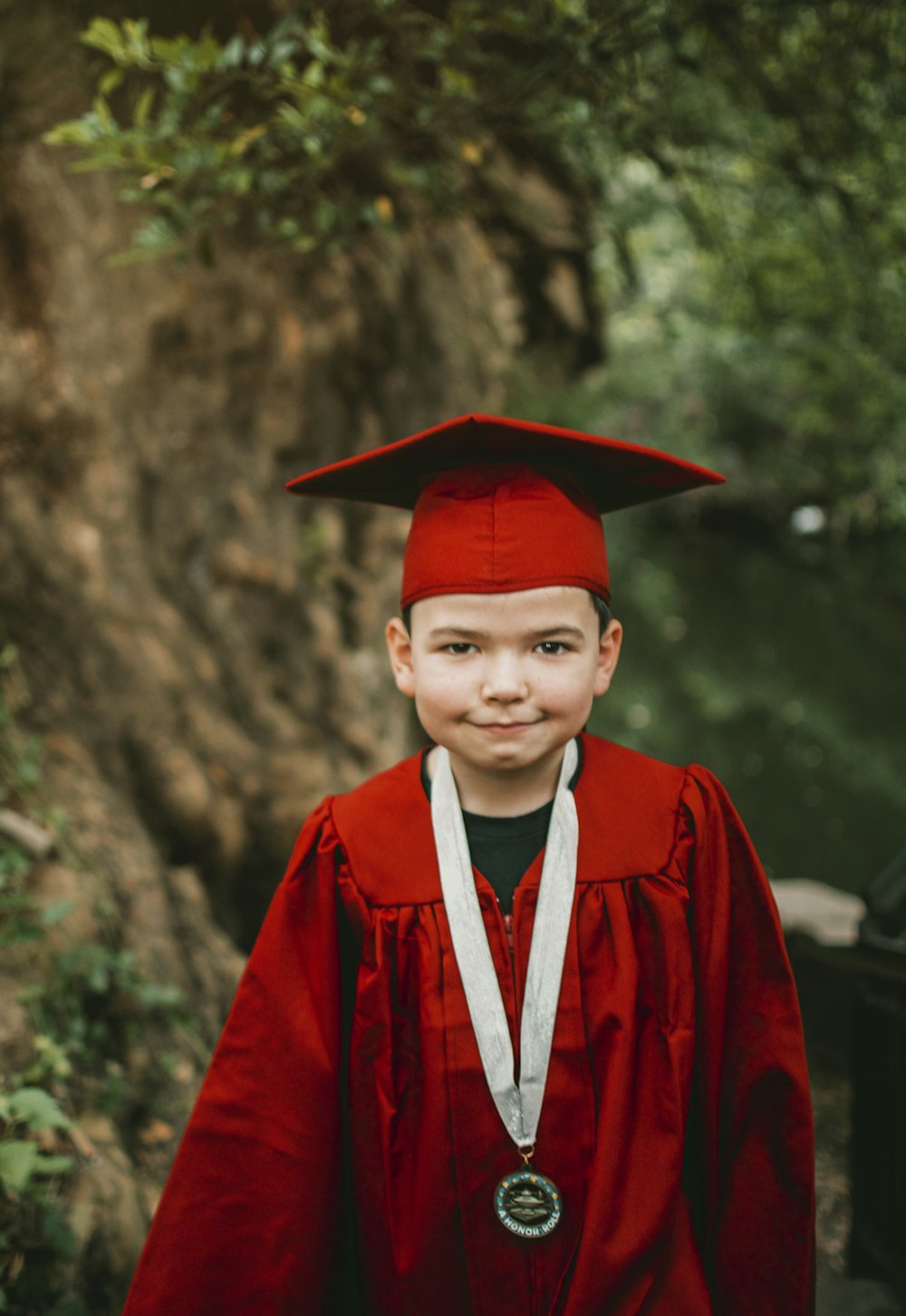 ragazzo in veste accademica rossa