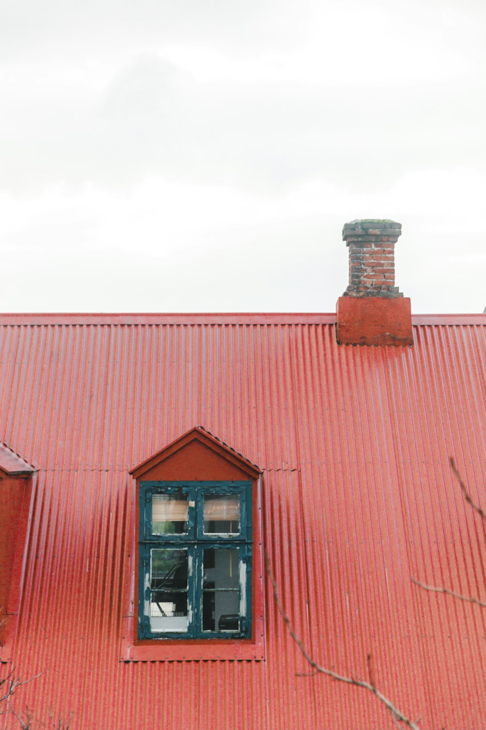 Casa de madera roja y marrón