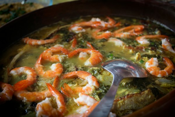 A pot of soup with shrimp and broccoli — Manaus, Brazil