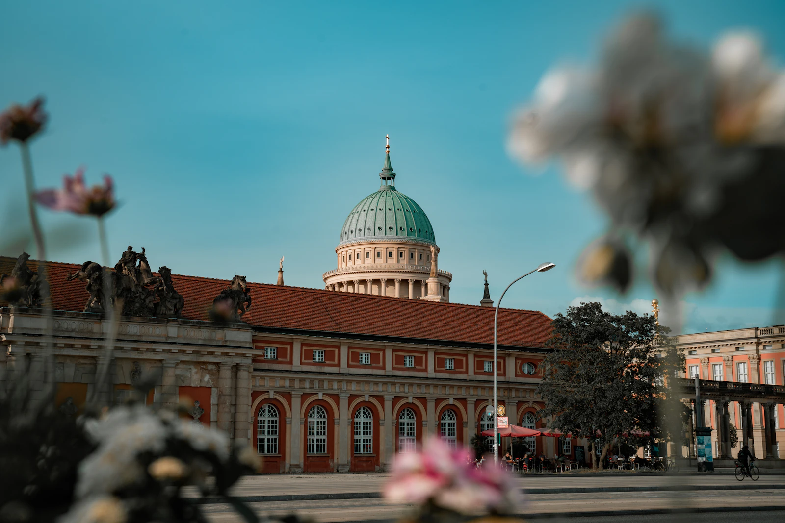 Menschen vor einem historischen Gebäude an einem sonnigen Tag
