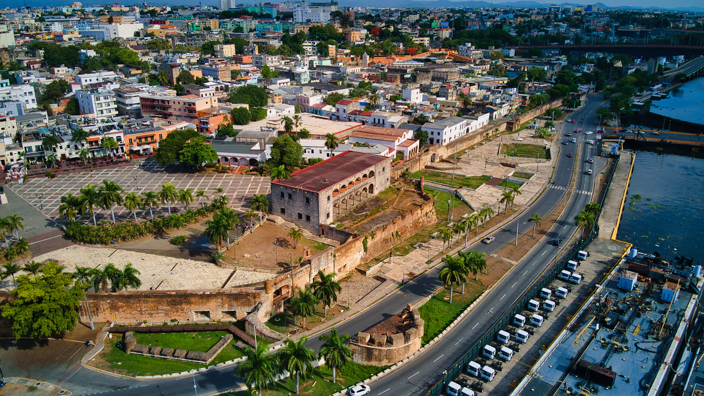 Vista aérea de Santo Domingo junto al mar Caribe, República Dominicana