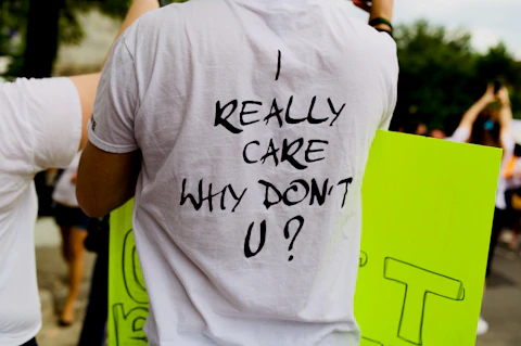 man in white and black crew neck t-shirt