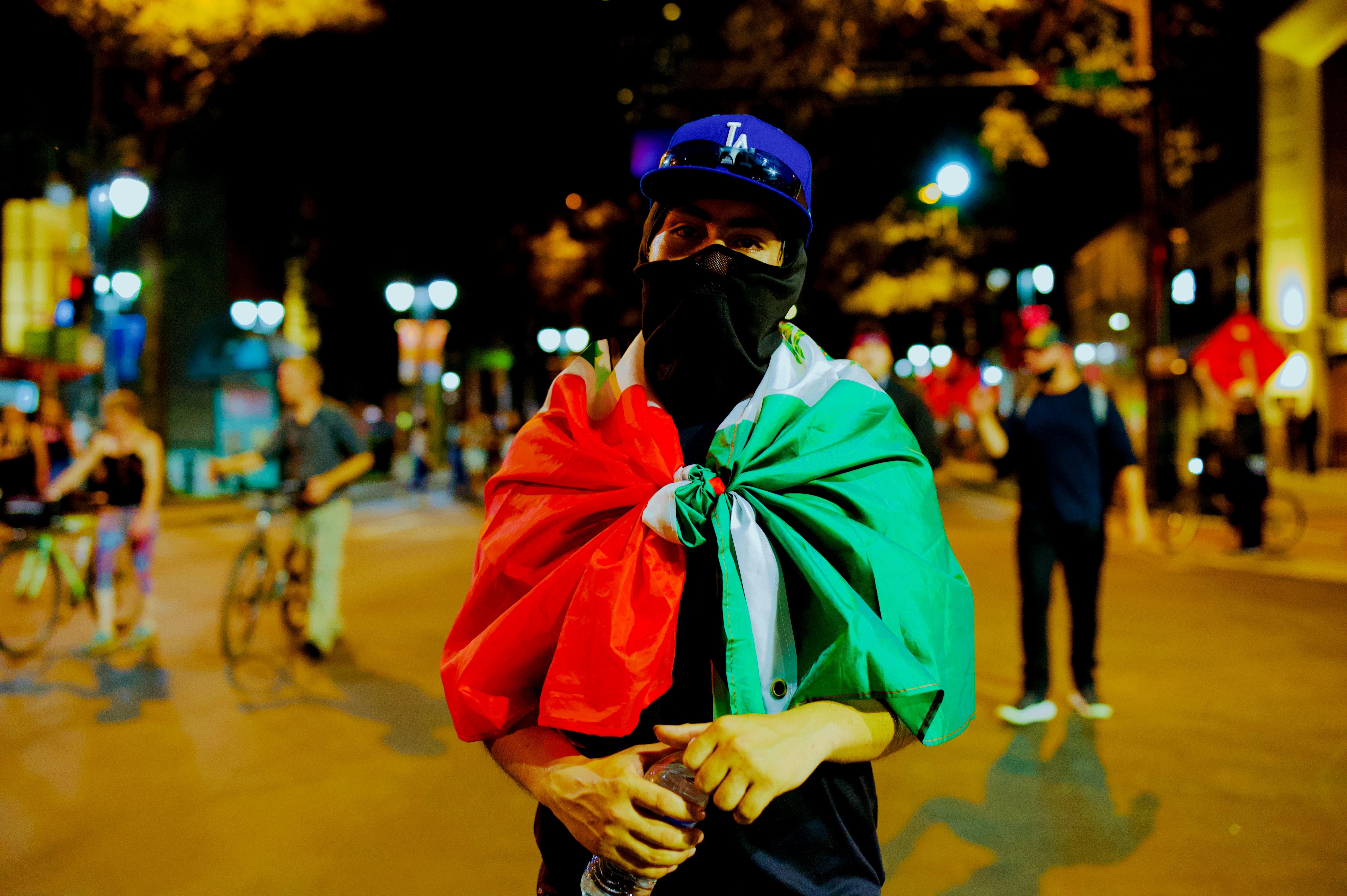 Mann in grün-gelber Jacke mit blauem Helm