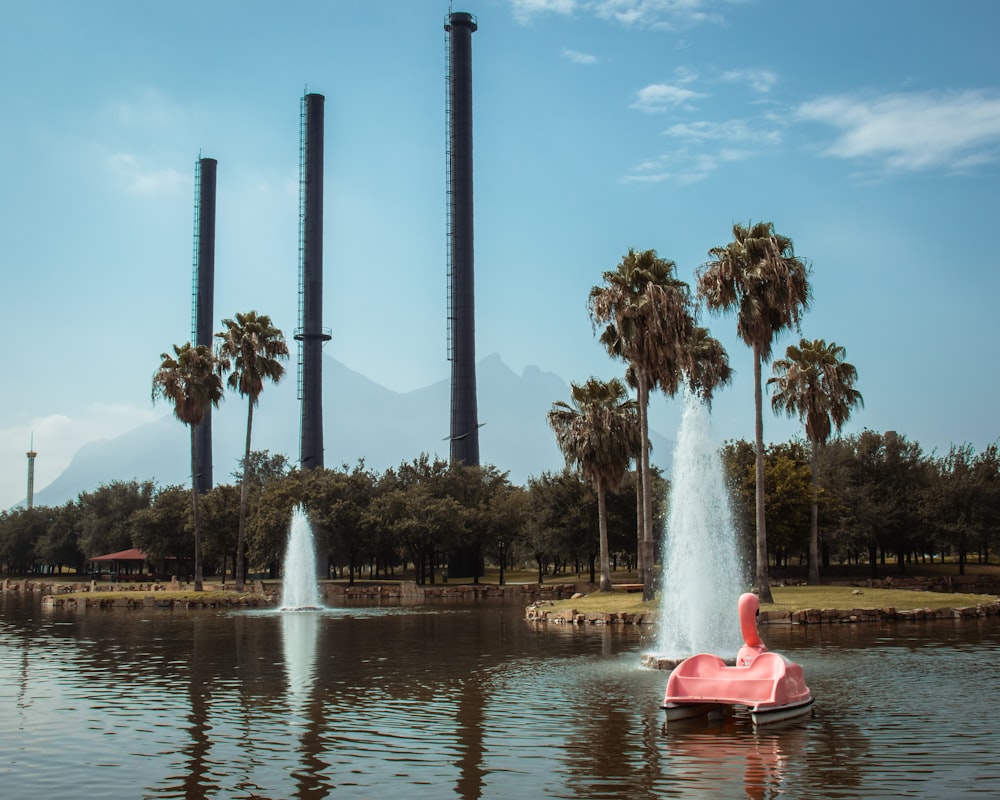 Personne en kayak rouge sur la fontaine d’eau pendant la journée